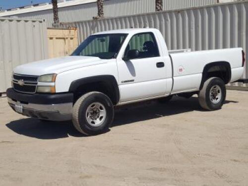 2005 CHEVROLET SILVERADO 2500HD PICKUP TRUCK, 6.0L gasoline, automatic, a/c, tow package. s/n:1GCHC24U45E310231