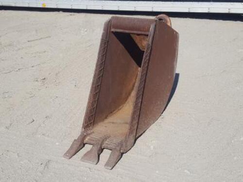 14" GP BUCKET, fits loader backhoe, Wain Roy adapter. **(LOCATED IN COLTON, CA)**