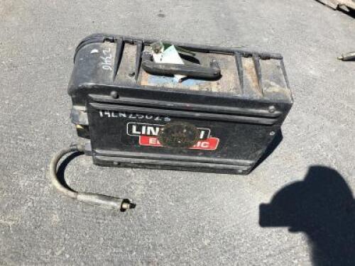LINCOLN ELECTRIC LN-25 PRO PORTABLE WIRE FEED WELDER, electric. s/n:U1141200869 **(LOCATED IN COLTON, CA)**