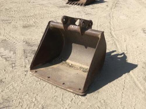 34" GP BUCKET, fits Case backhoe. **(LOCATED IN COLTON, CA)**