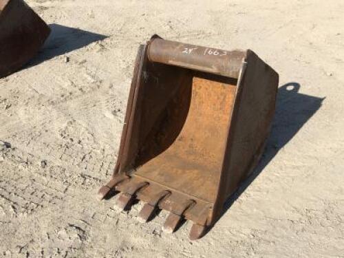 24" GP BUCKET, Wain Roy adapter. **(LOCATED IN COLTON, CA)**