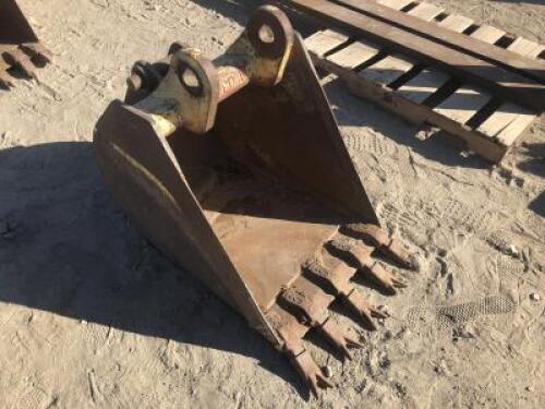 24" GP BUCKET, fits Case backhoe. **(LOCATED IN COLTON, CA)**