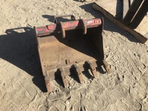 24" GP BUCKET **(LOCATED IN COLTON, CA)**