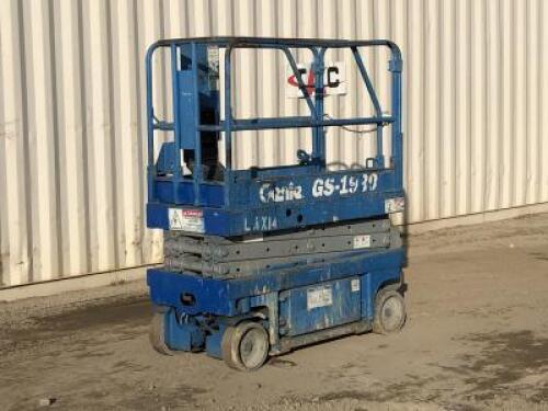 GENIE GS1930 SCISSORLIFT, electric, 19' lift, extendable platform, 505 hours indicated. s/n:2458 **(DOES NOT RUN)**
