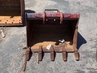 BOBCAT 30" GP BUCKET, fits excavator. s/n:183116 --(LOCATED IN COLTON, CA)--