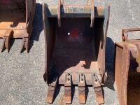 BOBCAT 18" GP BUCKET, fits excavator. s/n:X055233 --(LOCATED IN COLTON, CA)--